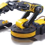 De arm wordt bediend vanaf een besturingseenheid en is uitgerust met een roterende basis, beweegbare elleboog en pols, en een functionele hand.